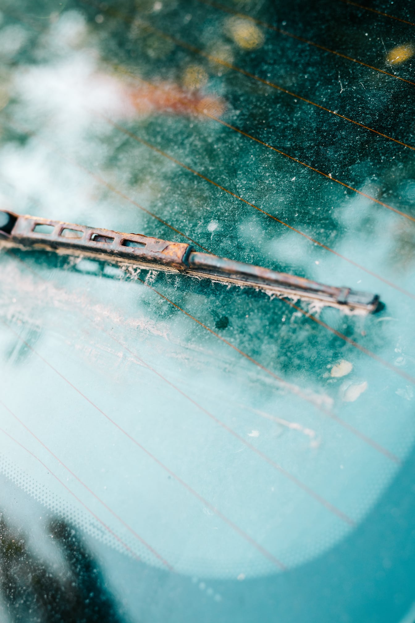 Detail close-up bagian logam berkarat di jendela mobil