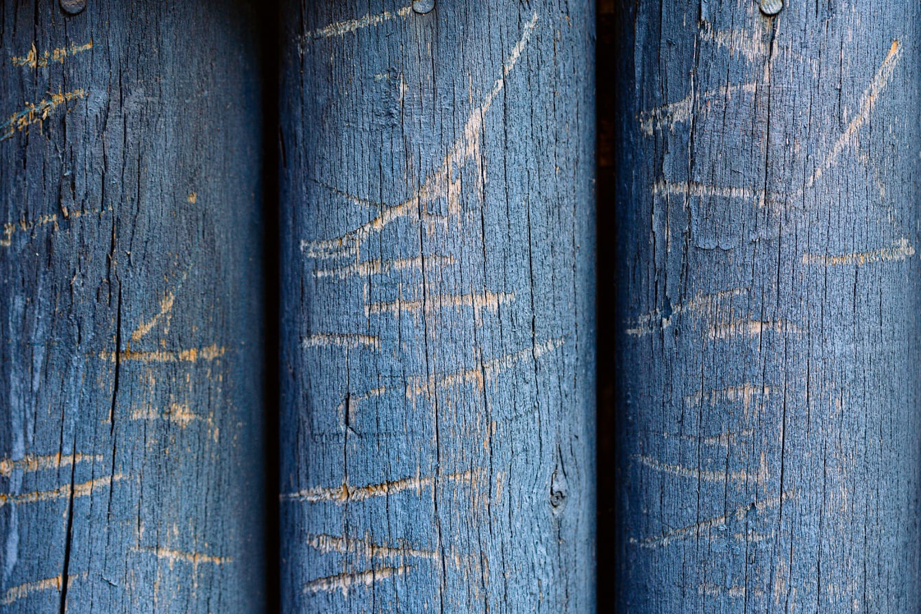 Tinta azul escura em tábuas redondas esculpidas textura close-up