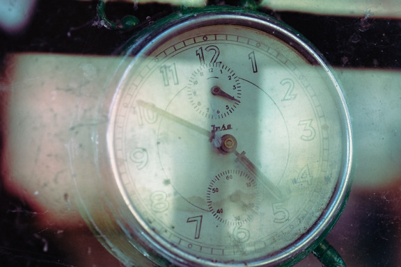 Insa staromodny metaliczny zegar w stylu vintage ze szklanym odbiciem