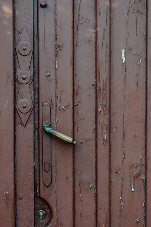 玄関ドアのクローズアップテクスチャにダークブラウンの古いペンキ
