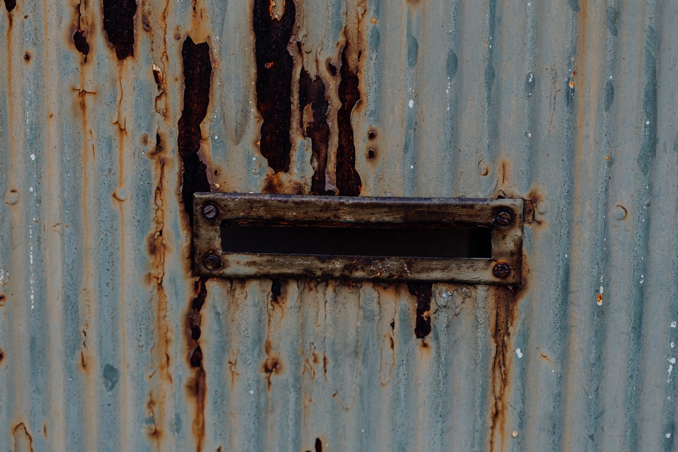 Rusten postkasseplads på galvaniseret henfaldsmetal close-up tekstur