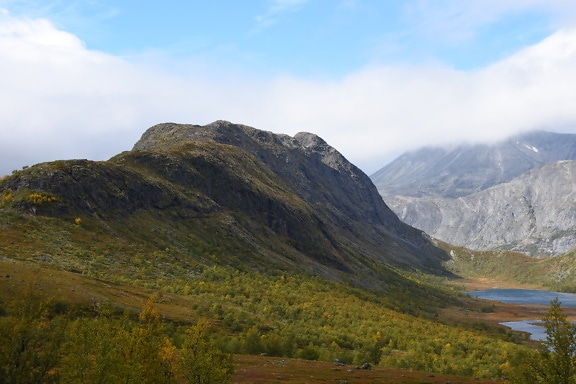 Montanhas norueguesas e vale com lagoa de montanha em veather justo