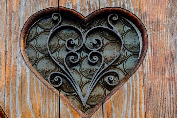 Ręcznie robione żeliwo w oknie w kształcie serca