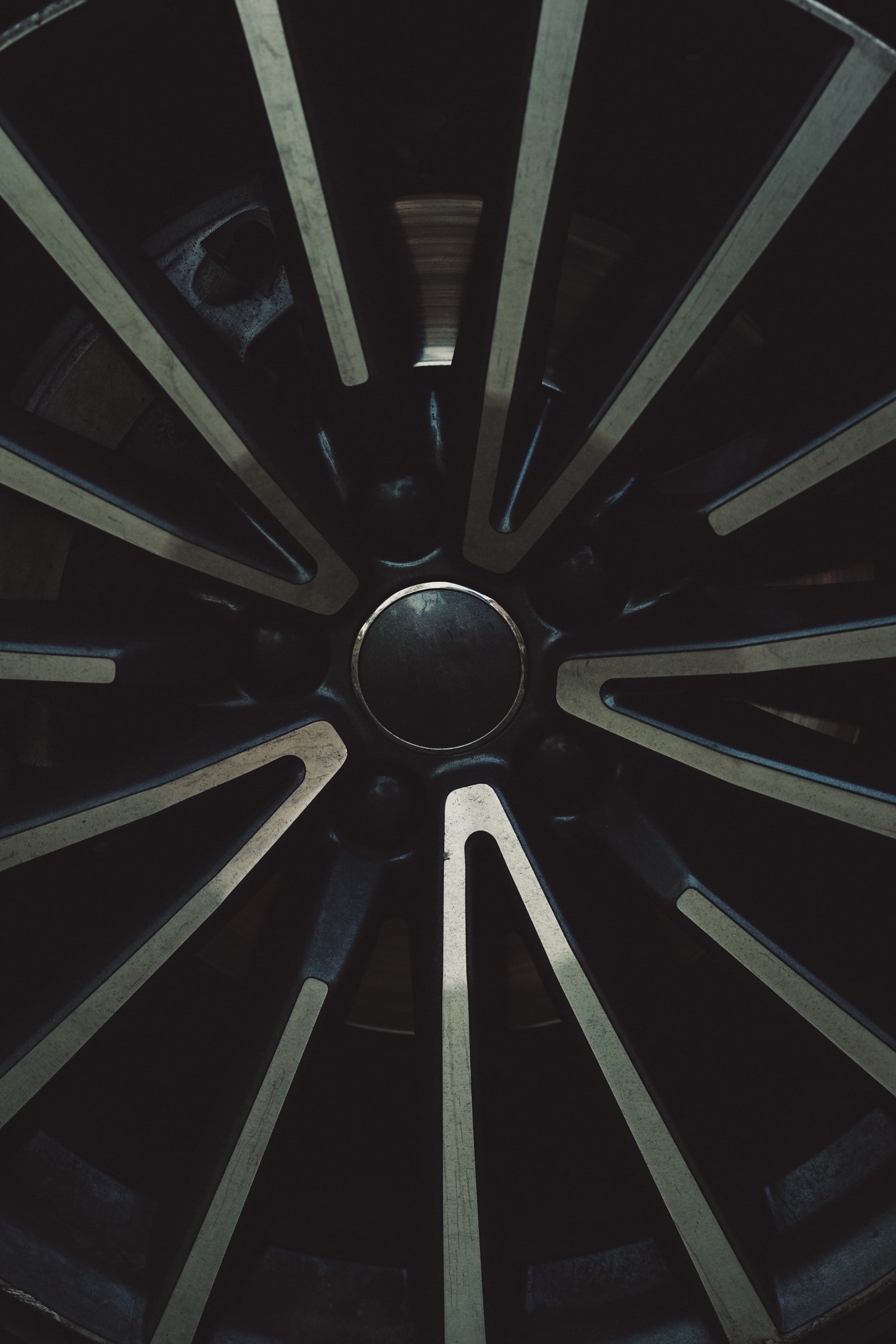 Nærbilde av svart aluminiumshjul og metallbrems av sportsbil