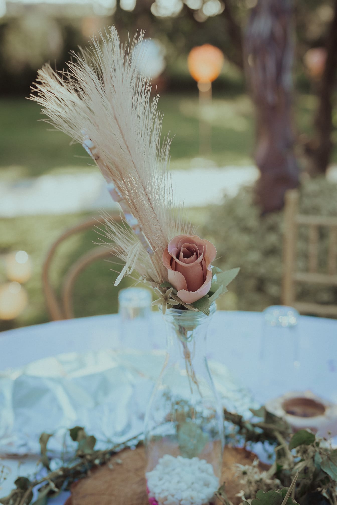 Пастелна розова роза в стъклена ваза декорация на маса