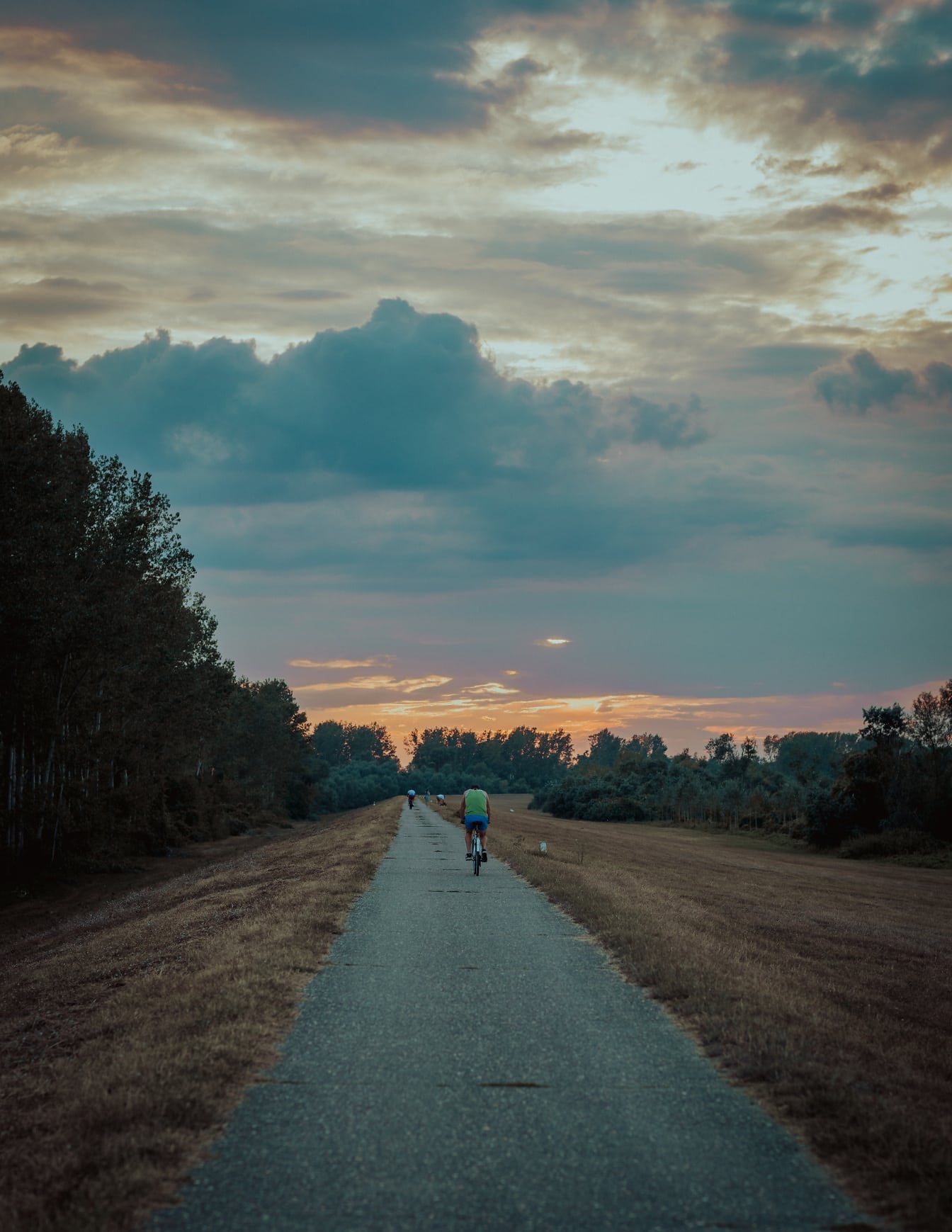 Biciclist pe bicicletă pe un drum rural rural