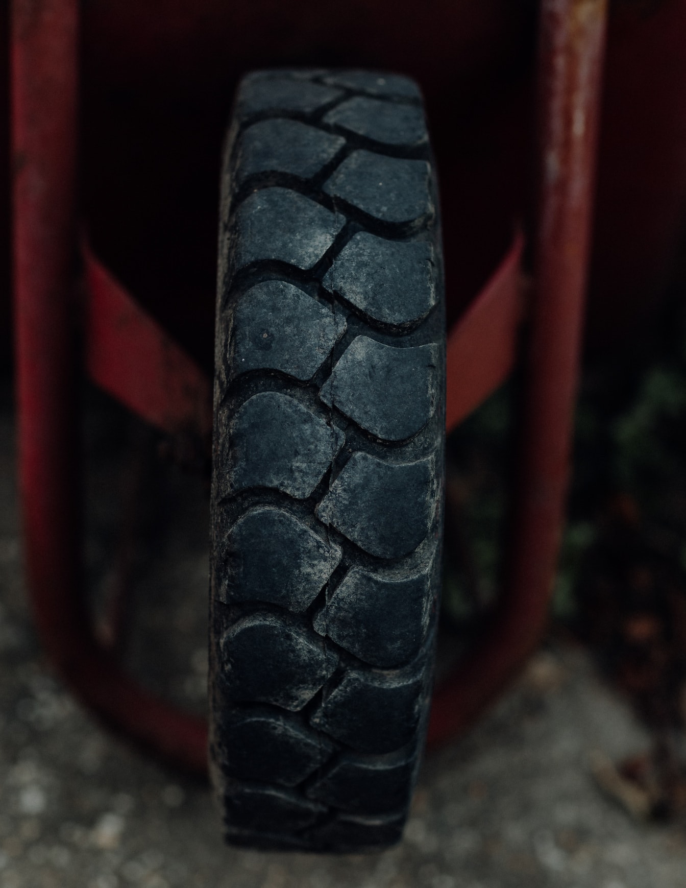 Čierna gumená pneumatika z vozíka zblízka