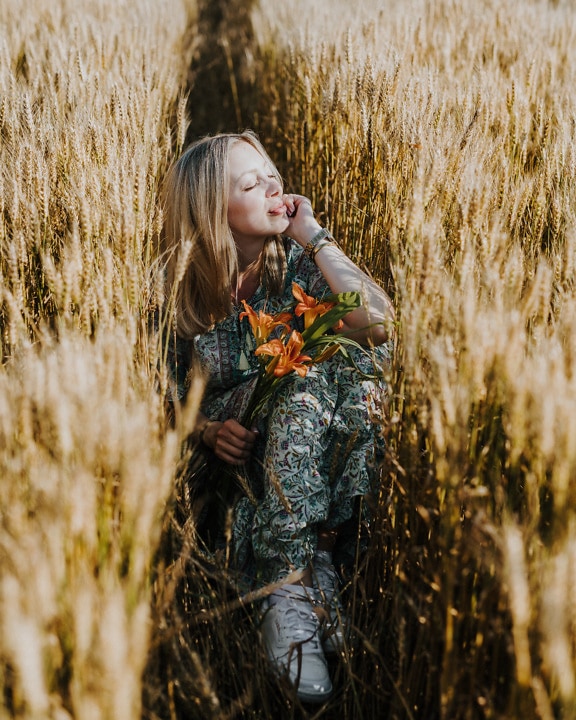Soling blonde soling i hvete felt og avslappende