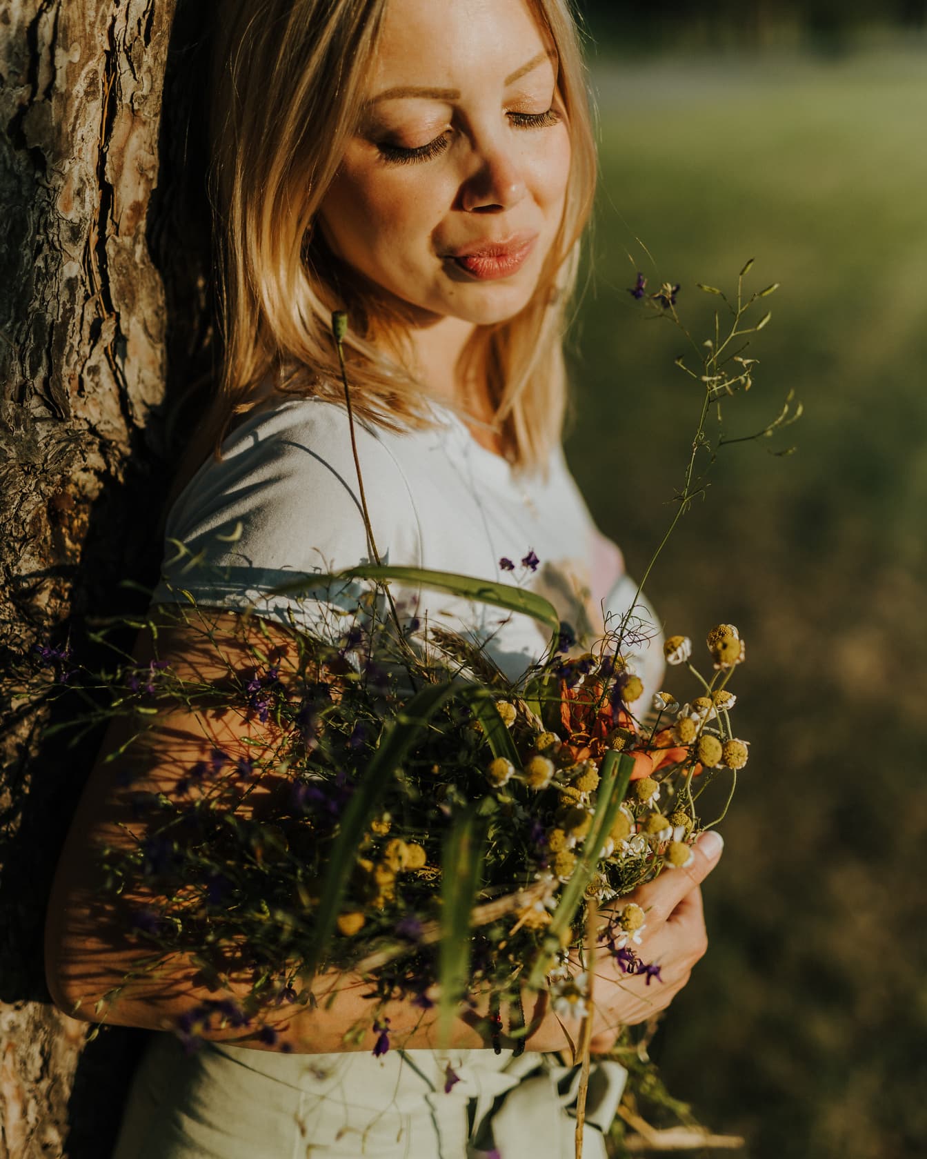 Atraktivní blondýnka foto model s kyticí květin