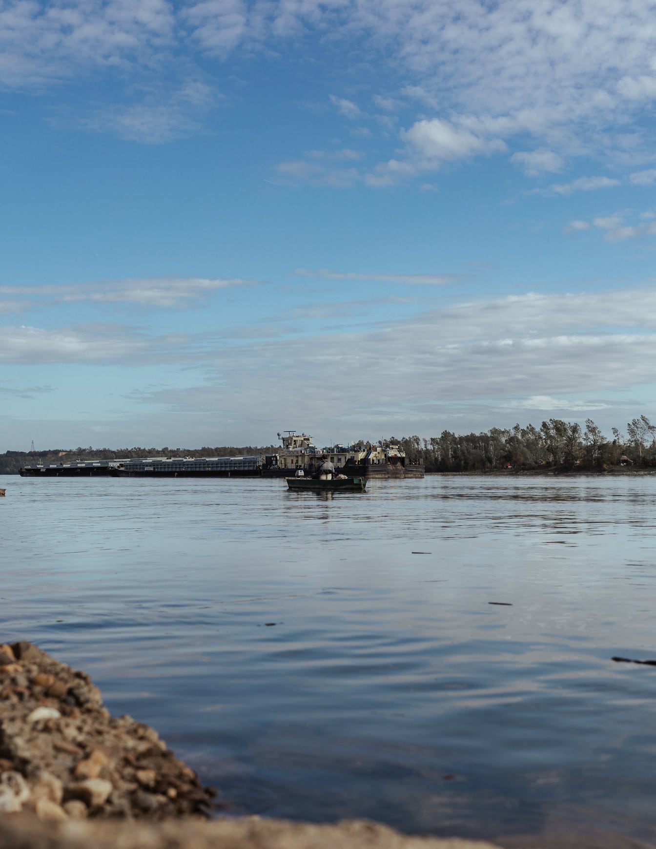 다뉴브 강에서 공정한 weater의 Bir 바지선 선박