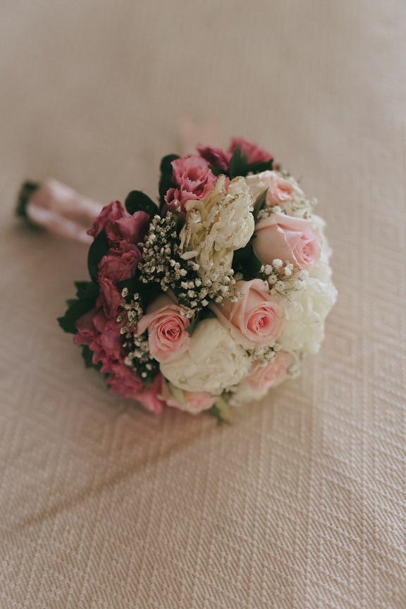 Svadobná kytica s pastelovými ružovkastými a bielymi ružami