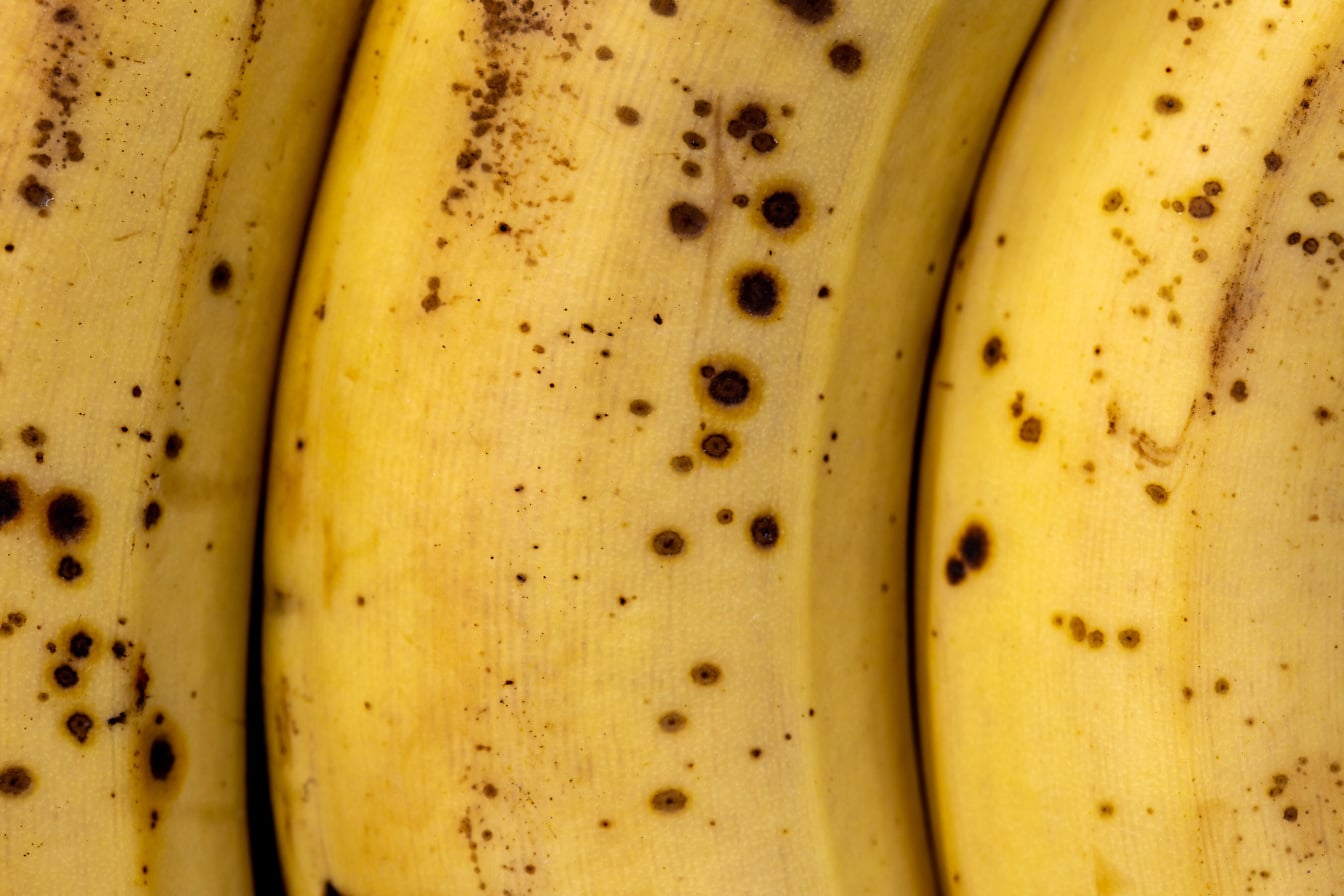 Textuur van geelachtig bruine rijpe bananenschorsclose-up