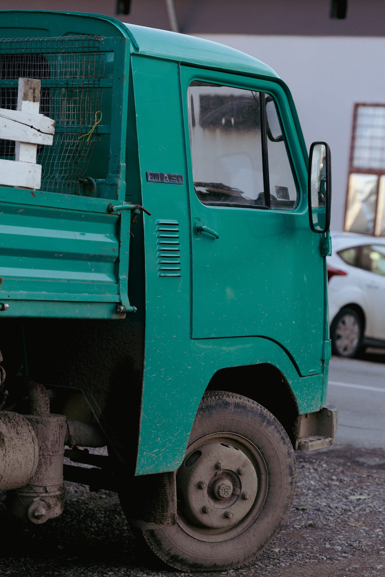 Tmavozelené staromódne nákladné auto na parkovisku