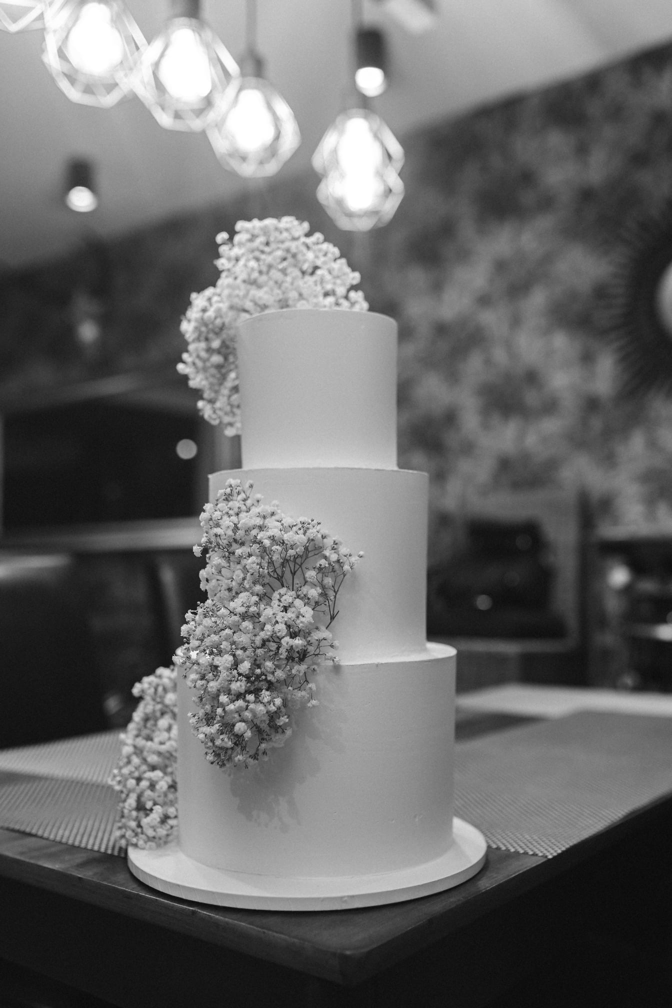Foto en blanco y negro de pastel de bodas en restaurante