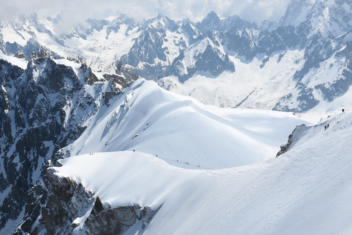 Шамонските Алпи в планината Франс върхове в сняг