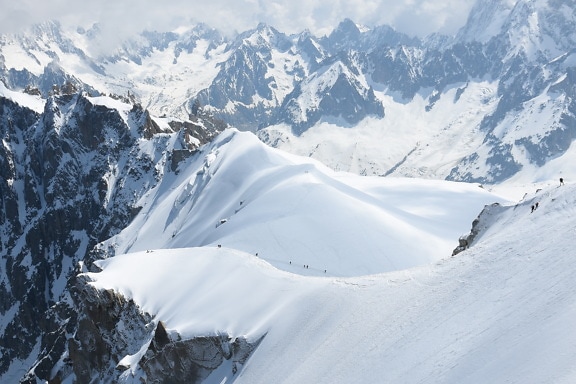 Alpes de Chamonix em picos da montanha de Frence na neve