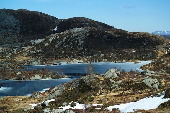 Ήλιος και σκιά στην παγωμένη όχθη της λίμνης σε φυσικό πάρκο