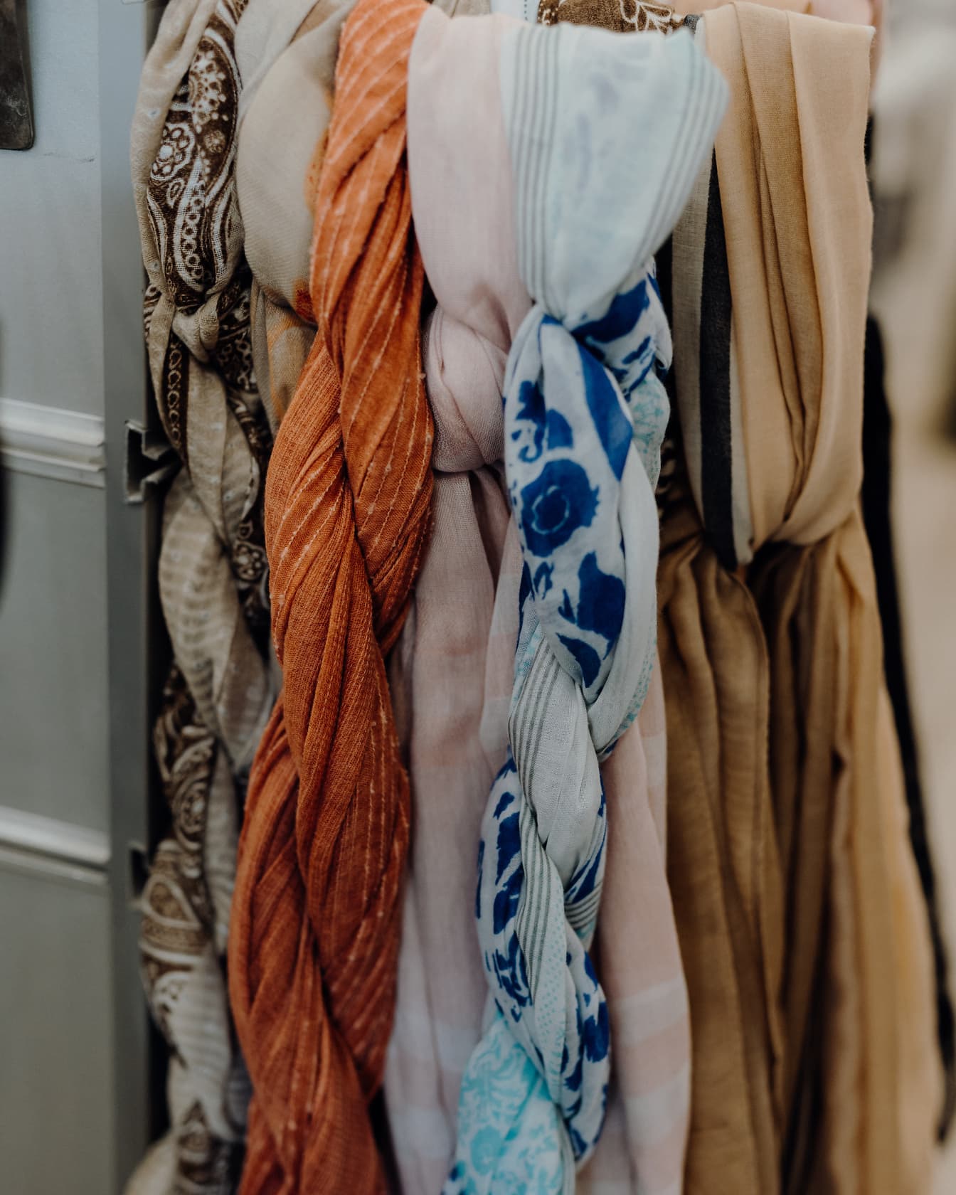 Verscheidenheid van kleurrijke katoenen sjaals in opslagclose-up