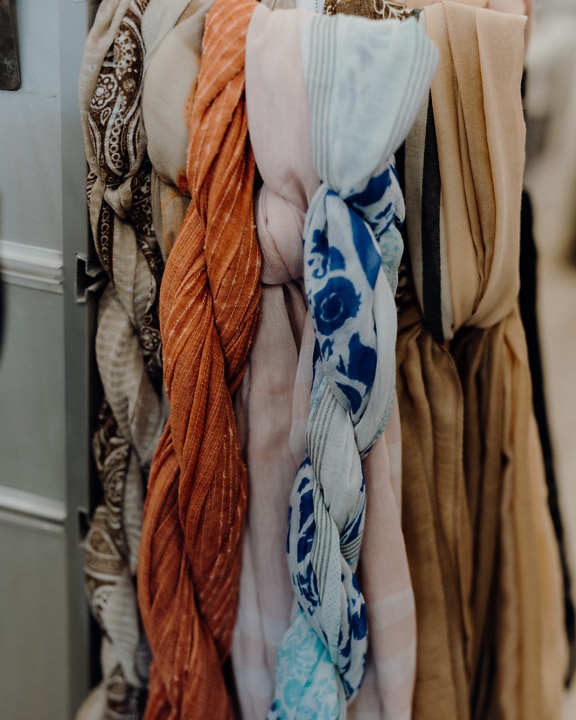 Variedade de lenços de algodão coloridos em close-up da loja