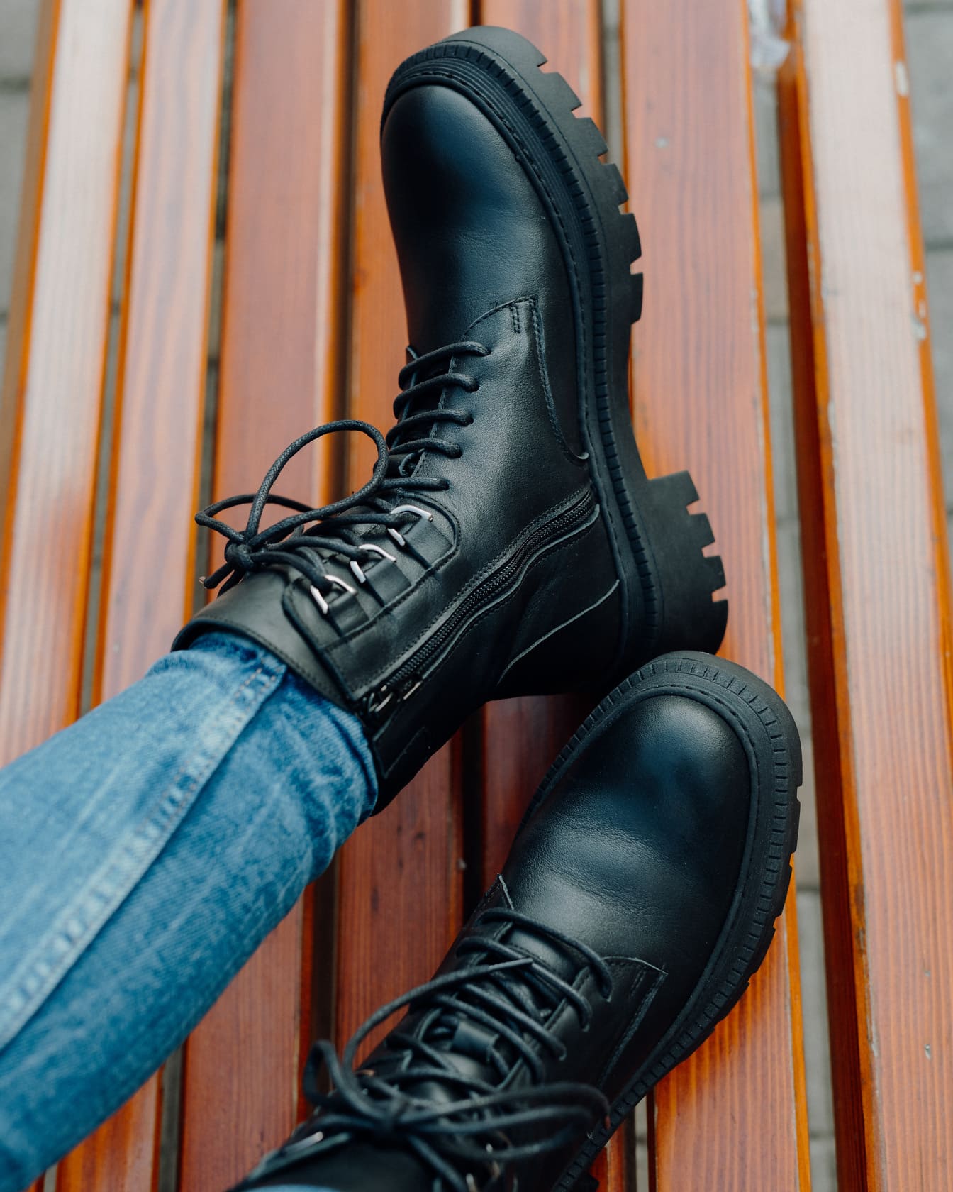 Moderne sorte læderstøvler og blå denim jeans bukser