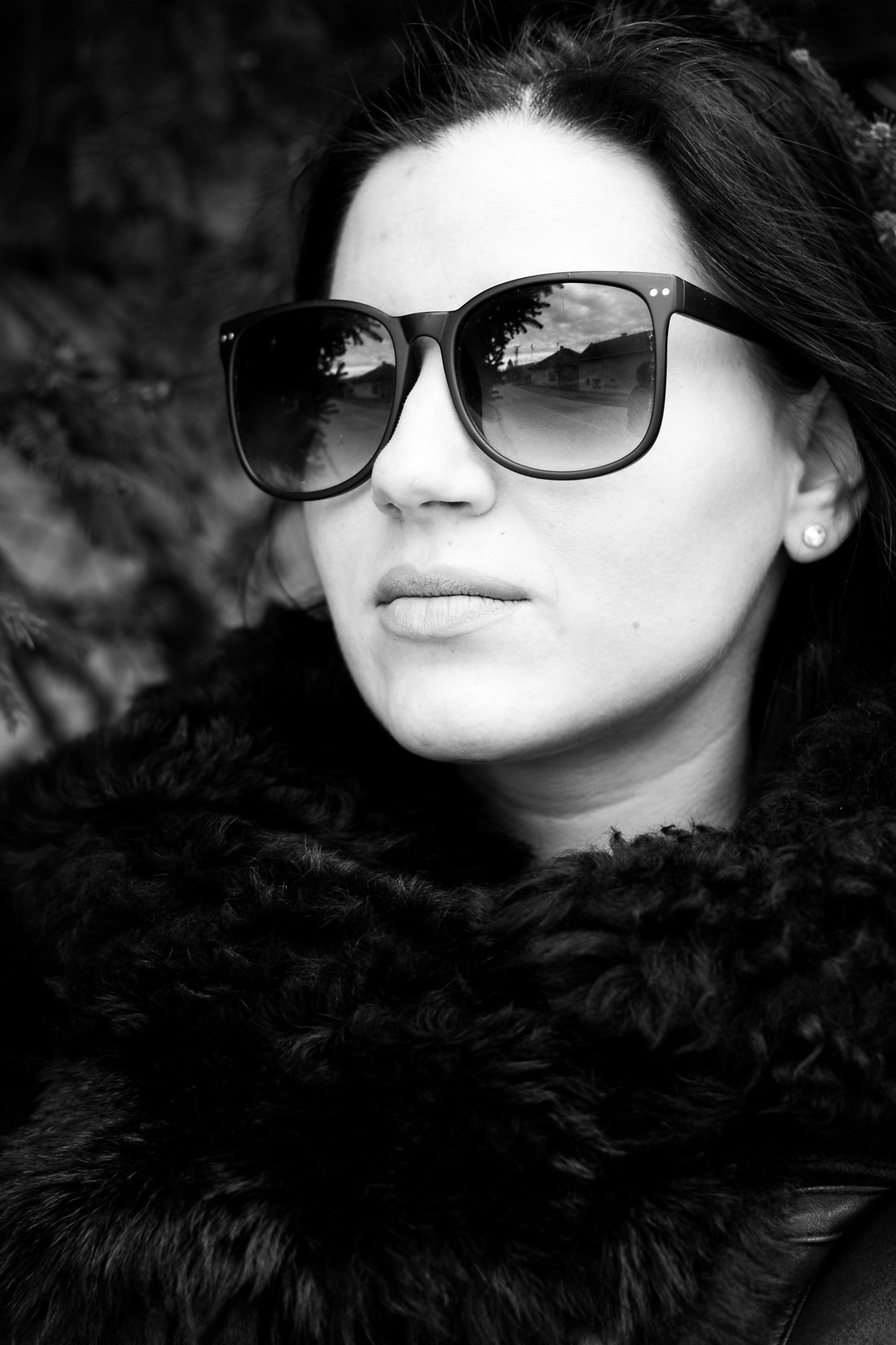 Kvinne med solbriller svart og hvitt hodeportrett
