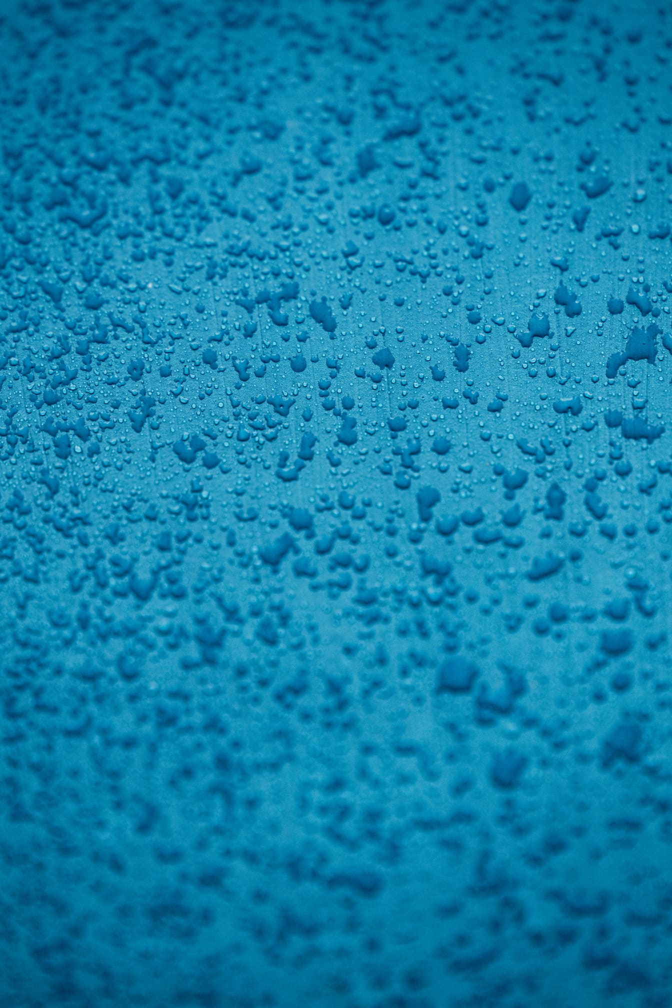 Kondenzácia vlhkosti na azúrovo modrej farbe Detailný záber textúry