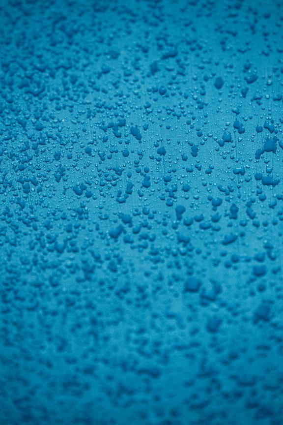 Kondenzacija vlage na teksturi azurno plave boje izbliza