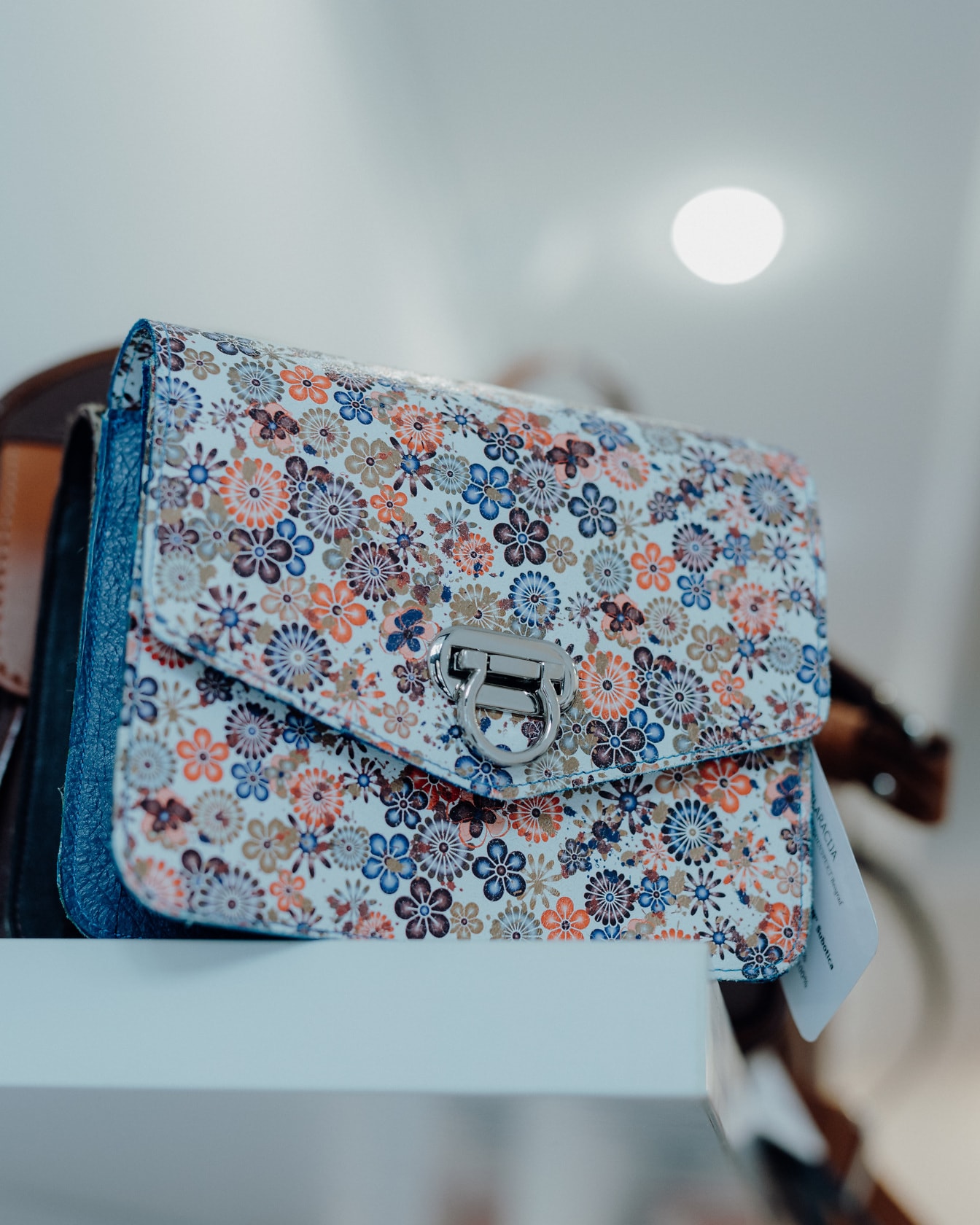 Модная сумочка с красочным цветочным декором и хромированной пряжкой