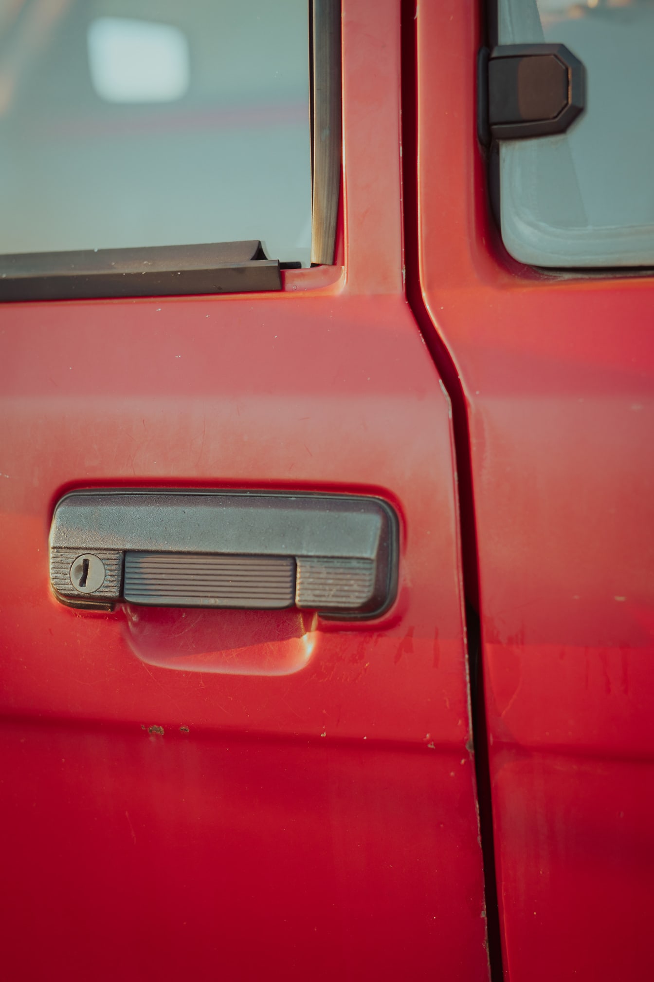 Plastikowa czarna klamka drzwi starego samochodu zbliżenie