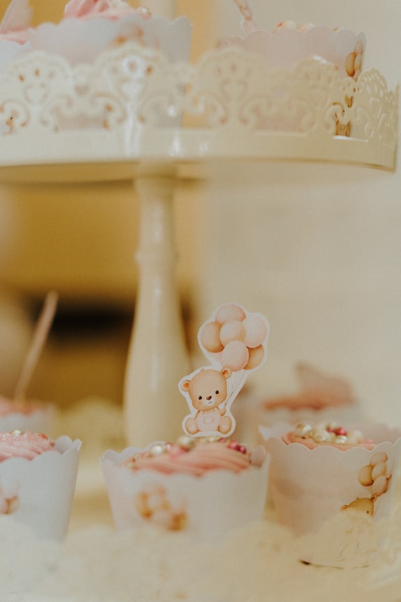 Nærbilde av dekorasjon av bamseleketøy på cupcake