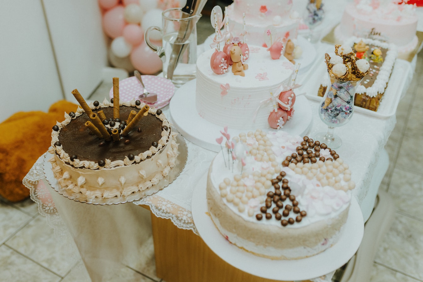 Fantazyjne ciasta czekoladowe na stole na przyjęciu urodzinowym