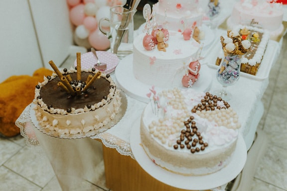 Gâteaux au chocolat fantaisie sur la table lors d’une fête d’anniversaire