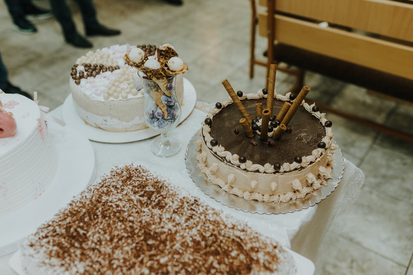Torta al cioccolato con bastoncini fantasia festa di compleanno arrangament