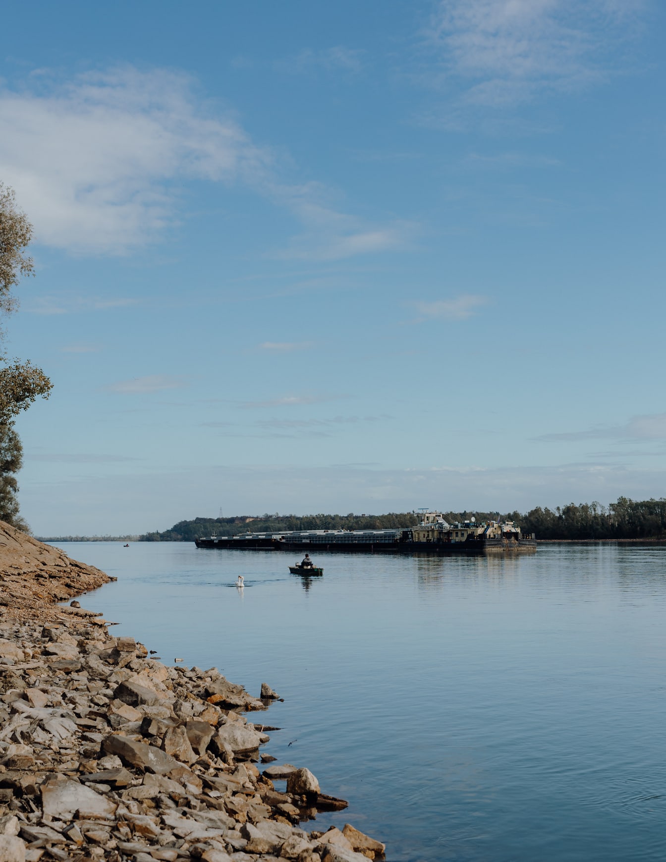Quang cảnh tàu chở hàng sà lan trên sông Danube nhìn từ bờ biển đá