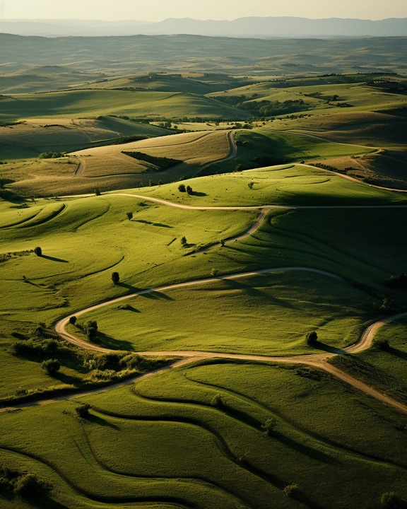 Flyfoto av åsene på landsbygda om våren på solskinnsdag