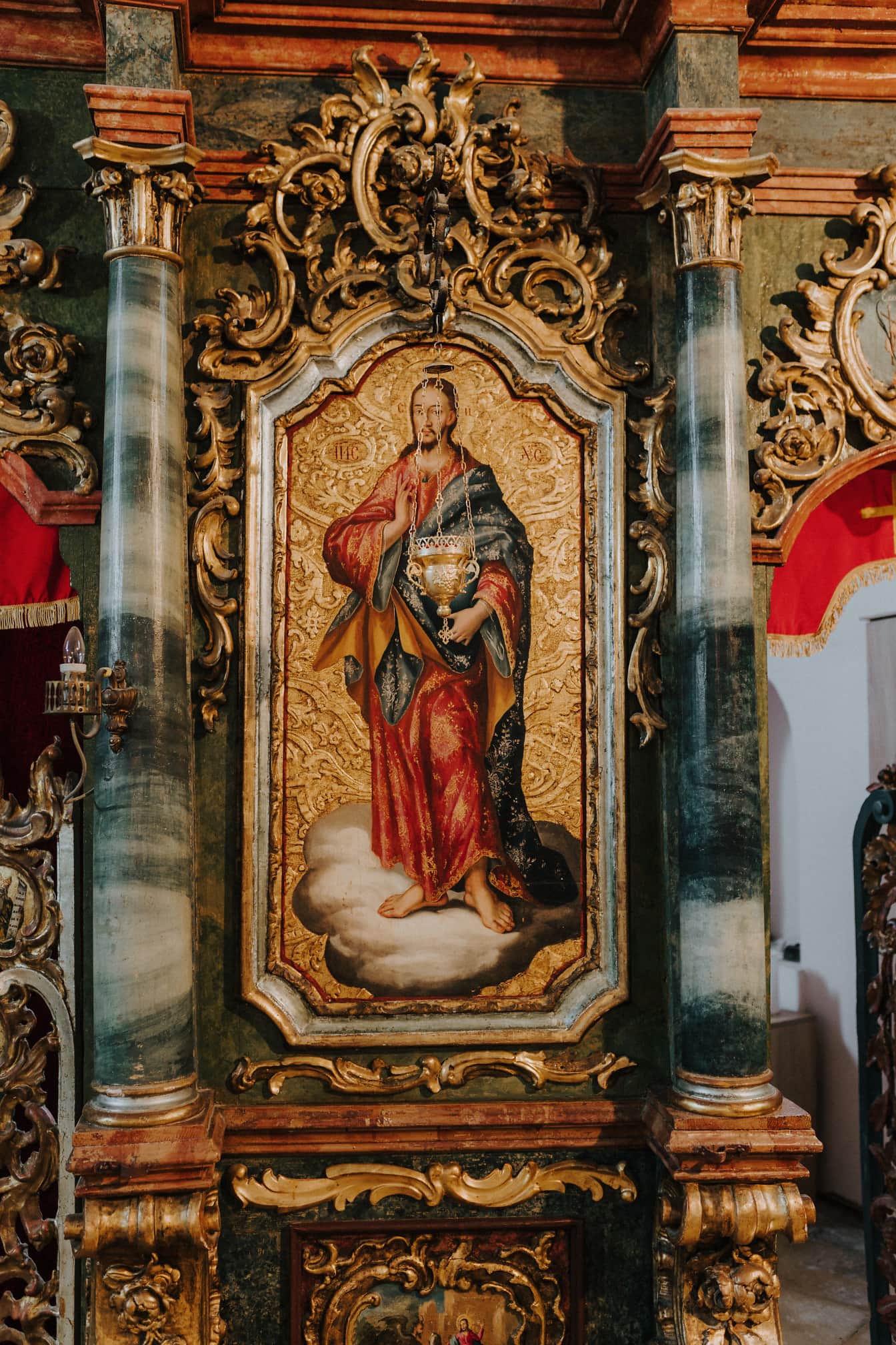 Ikon av Jesus Kristus på bysantinsk alter i ortodoks kirkekunst