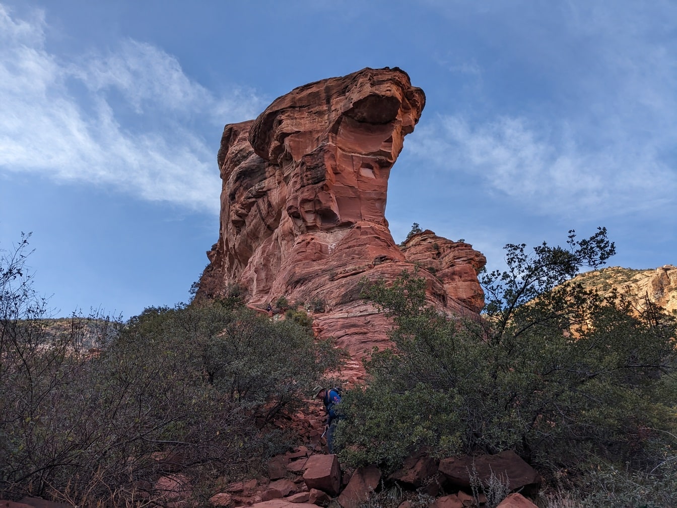 Grimpeur dans une formation rocheuse de grès dans le désert de Sedona en Arizona