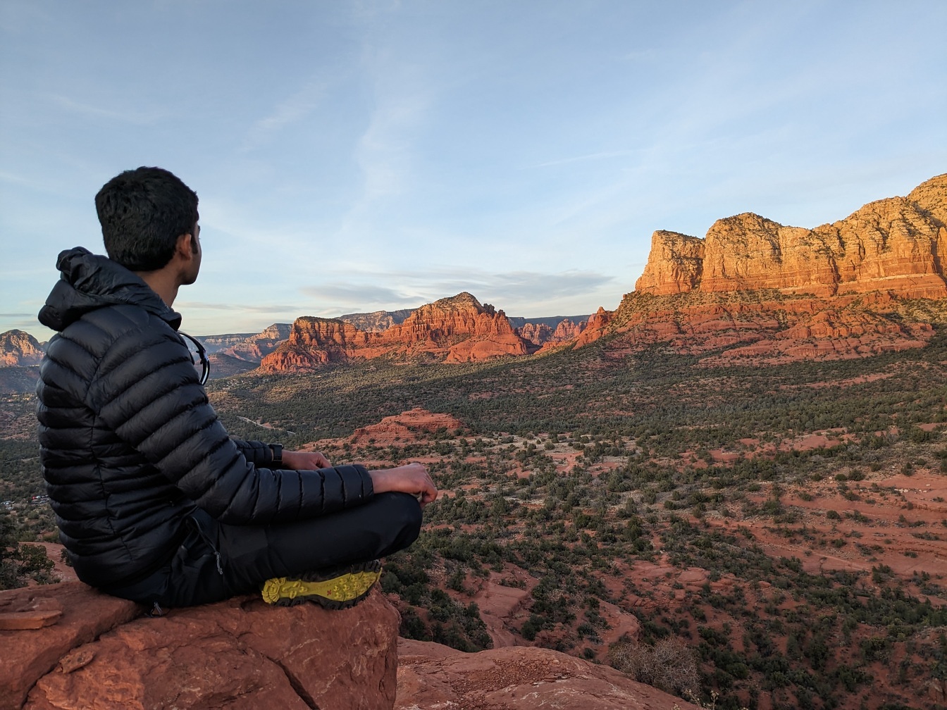 Γενναίος ορειβάτης που κάθεται σε ψηλό βράχο πάνω από την κοιλάδα Grand canyon