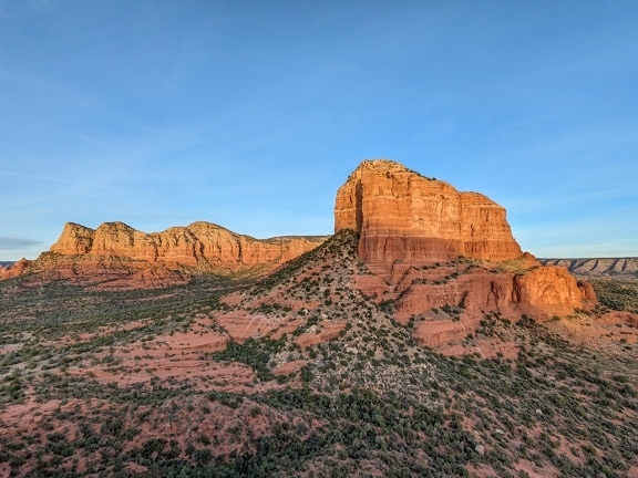 Панорамный вид на скалы из песчаника в природном парке пустыни Седона, штат Аризона,