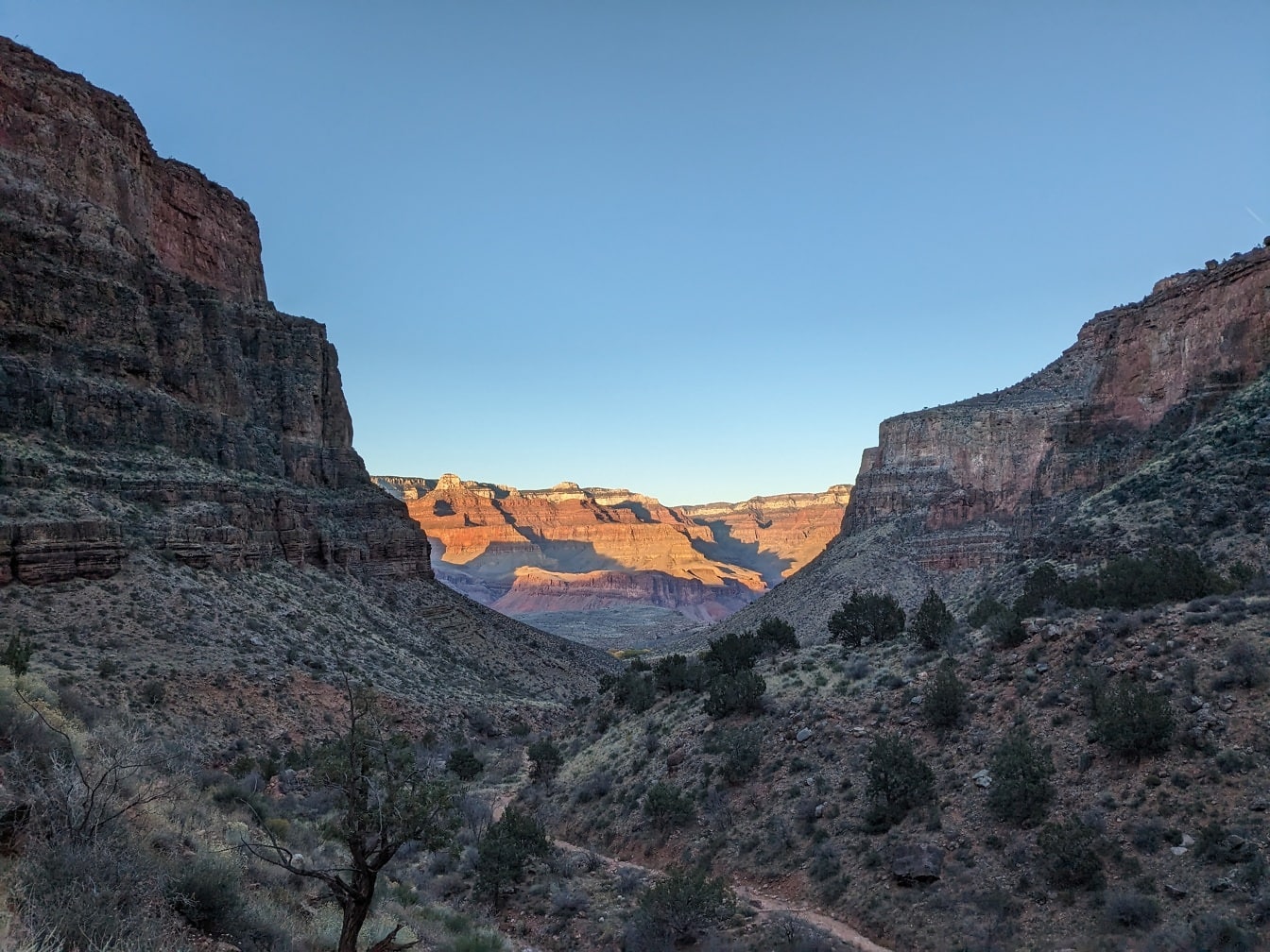 Сянка в пустинната долина с каньон в далечината