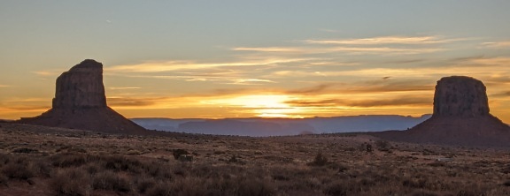 Majestátní východ slunce v poušti se siluetou pískovcových skal