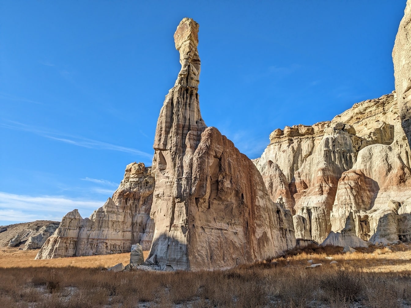 Foto White Rocks Hoodoo melingkarkan formasi batuan unik di taman alam Arizona