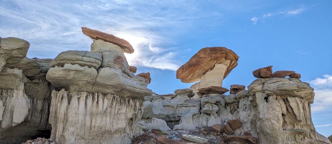 Μεγαλοπρεπής σχηματισμός βράχων ψαμμίτη σε φυσικό πάρκο της ερήμου