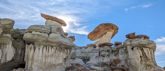 Majestatyczna formacja skalna z piaskowca w pustynnym parku przyrody