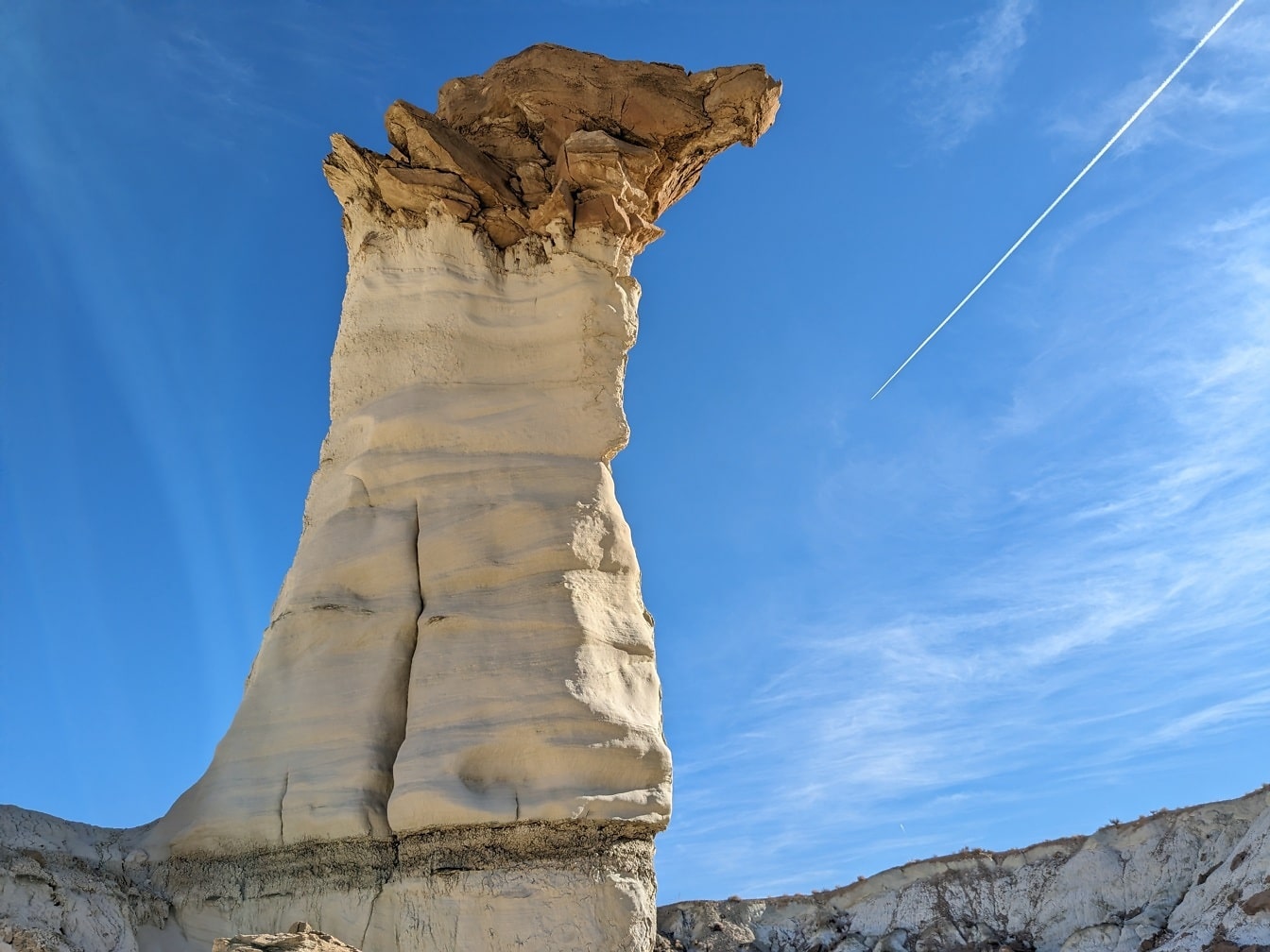 หินสีขาว Hoodoo loop rock formation ในอุทยานธรรมชาติทะเลทรายใน Sedona รัฐแอริโซนา