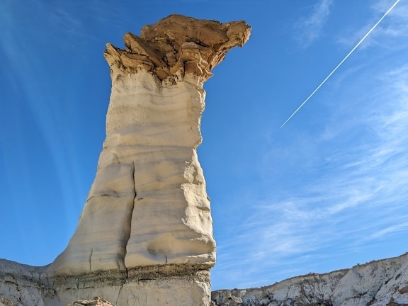 애리조나 주 세도나의 사막 자연 공원에서 하얀 바위 Hoodoo 루프 암석 형성