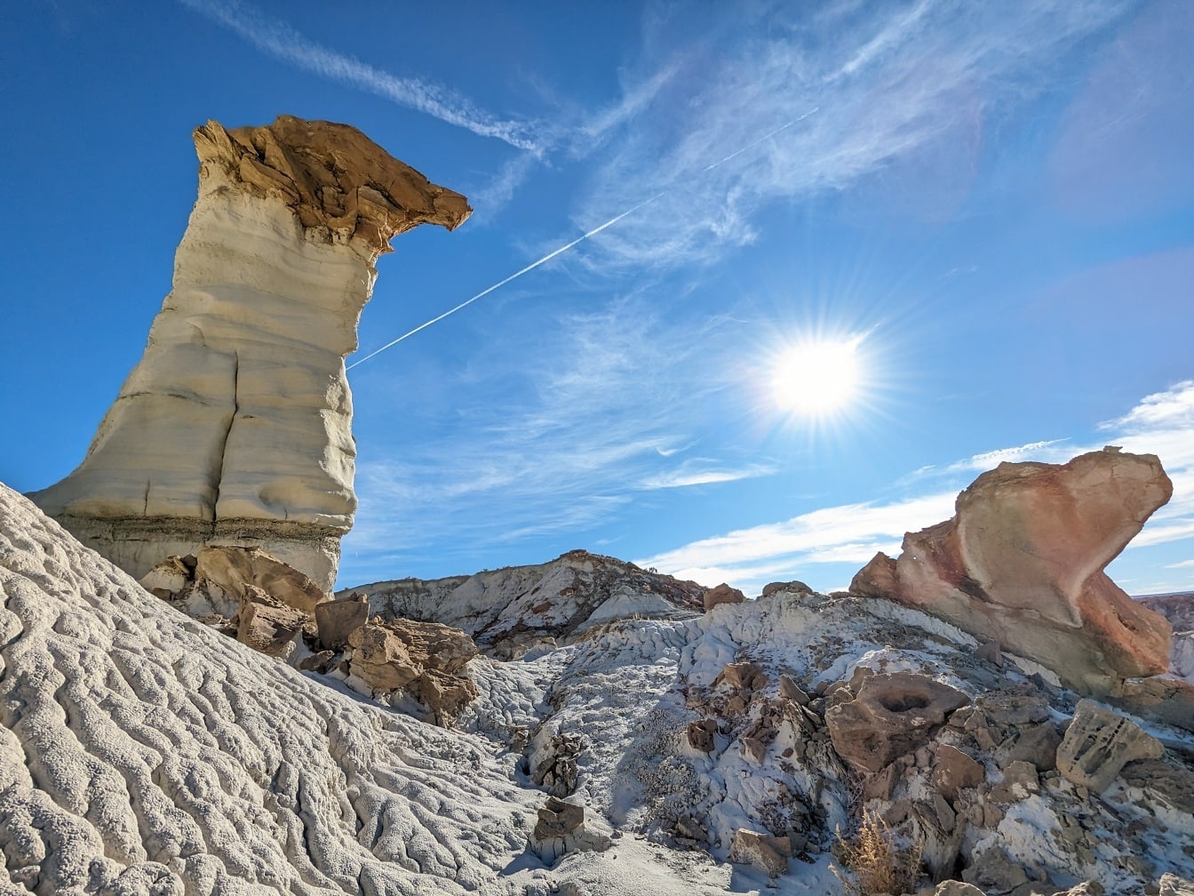 Jasný slunečný den s modrou oblohou nad skalami v poušti Sedona v Arizoně