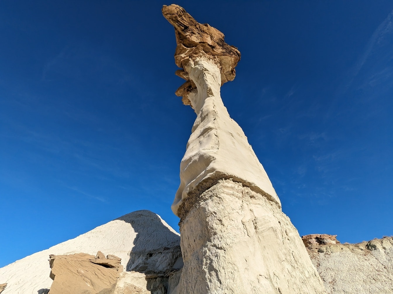 Hög, sandstensklippformation i vita stenar Hoodoo Loop