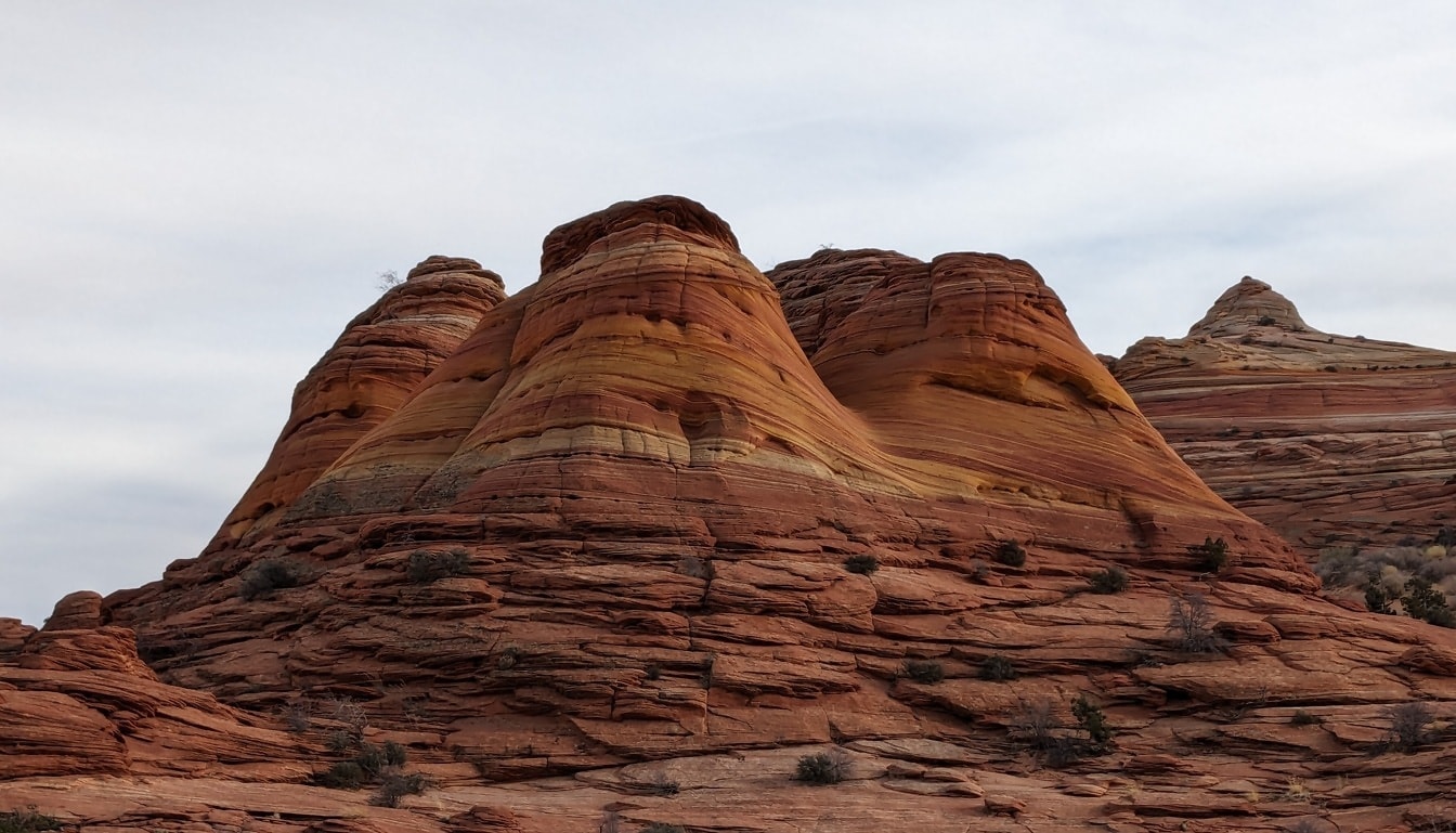 Величественный холм из песчаника в пустынном природном парке в Седоне, штат Аризона