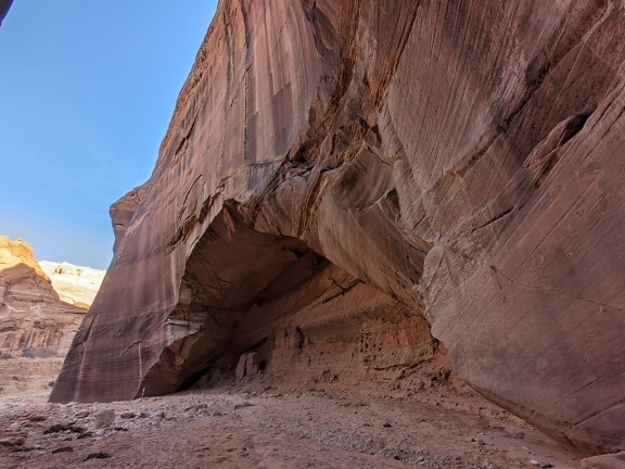 バックスキン渓谷トレイルの侵食跡のある茶色の砂岩の崖